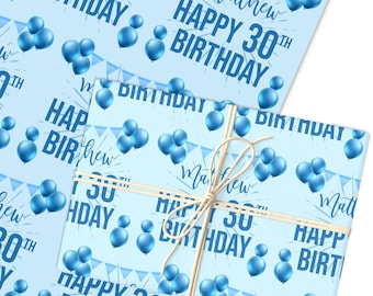 Puede incluir: Papel de regalo azul claro con un patrón de globos azules y banderines. El texto "Happy 30th Birthday Matthew" está impreso. El papel está atado con cuerda.