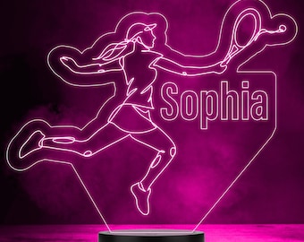 Op de afbeelding: Een roze neonlicht met een silhouet van een persoon die tennis speelt. De naam "Sophia" staat in wit op het licht.