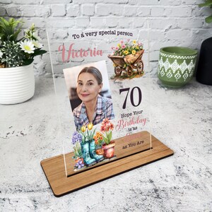 70歳の誕生日プレゼント 花柄ガーデンブーツ カート 写真入りパーソナライズギフトプレート - アクリルプレート、パーソナライズされた誕生日プレゼントギフト