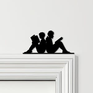 Adorno para puerta con diseño de niños leyendo libros, varios colores. Letrero decorativo para la parte superior de la puerta. Decoración de pared novedosa, arte para marcos de puertas y arte decorativo para puertas.