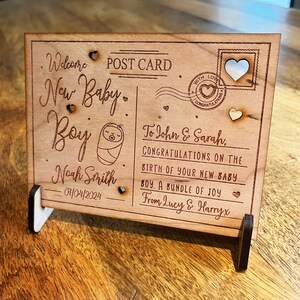 Regalo di benvenuto per cartolina in legno incisa con biglietto personalizzato per nuovo neonato