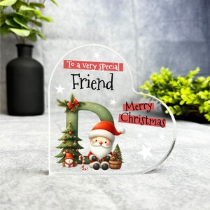 Regalo para amigo especial de Navidad, placa de recuerdo con forma de corazón con la letra D del alfabeto, regalo de recuerdo navideño, abalorio de acrílico