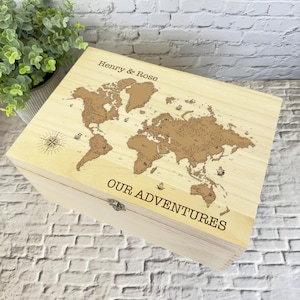 Retro wereldkaart Our Adventures Couple Travels Gepersonaliseerde houten aandenkendoos - opbergdoos voor herinneringen - houten kisten verjaardag