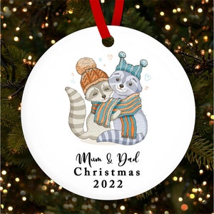 Mamá papá mapache pareja redonda decoración personalizada del adorno del árbol de Navidad