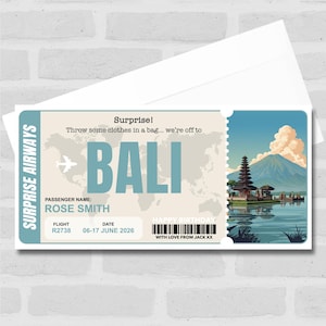 Könnte beinhalten: Ein Bordpass im Bali-Design in Türkis und Beige mit dem Text "Überraschung!" und "Alles Gute zum Geburtstag." Der Pass enthält den Namen "Rose Smith", Flugdetails und eine malerische Illustration eines Tempels und Berges.