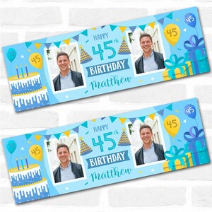 Personlig festbanderoll för 45-årsdag med foto av man, blå tårta, present | Festdekoration, evenemangsbanderoll. 3 x 1 fot | 4,5 x 1,5 fot | 6 x 2 fot
