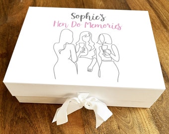 Pode incluir: Caixa de presente branca com um design rosa e cinza. A caixa tem uma fita amarrada ao redor e diz "Sophie's Hen Do Memories" na frente.