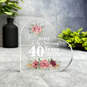 Könnte beinhalten: Eine transparente, herzförmige Acryl-Plakette mit einem Blumendesign und dem Text "Happy Ruby Anniversary 40 Years Together".