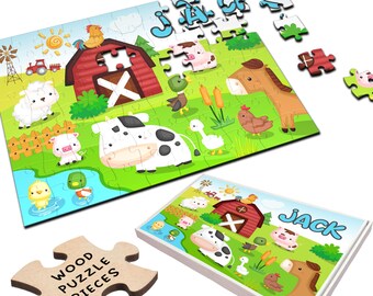 Peut inclure: Un puzzle en bois coloré représentant une scène de ferme avec des animaux, une grange rouge et le nom "JACK". Les pièces du puzzle sont dispersées autour du puzzle terminé, et une seule pièce indique "WOOD PUZZLE PIECES".