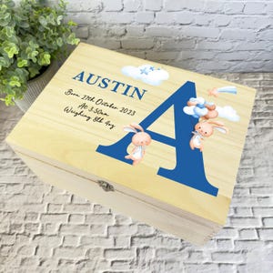 Carta inicial azul conejitos nuevo bebé caja de recuerdos de memoria de madera personalizada - caja de almacenamiento de memoria - nuevas cajas de recuerdos de madera para bebés