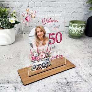 50歳の誕生日プレゼント ピンクの花柄 ホワイト カート写真 パーソナライズギフト アクリルプレート - アクリルプレート、パーソナライズされた誕生日プレゼントギフト