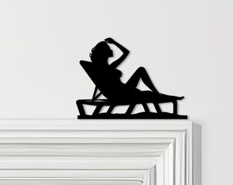 Könnte beinhalten: Schwarze Silhouette einer Person, die sich auf einer Sonnenliege entspannt. Die Person hat einen Arm über dem Kopf erhoben. Die Liege hat ein Lamellendesign. Das Bild ist ein dekoratives Element.