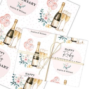 Puede incluir: Etiquetas de regalo y papel de envolver con un tema de celebración. El diseño presenta botellas de champán, copas, globos rosas, arreglos florales y el texto "Happy Ruby Anniversary" y "Sophia & William".