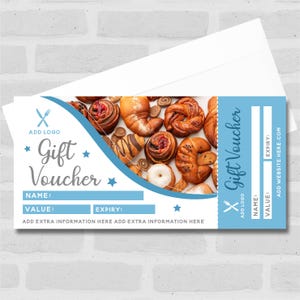 Op de afbeelding: Een blauwe en witte cadeaubon met een foto van verschillende gebakjes, waaronder donuts, croissants en kaneelbroodjes. De bon heeft de tekst "Cadeaubon" en ruimte voor de naam, de waarde en de vervaldatum.