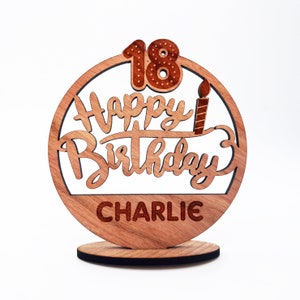Regalo personalizado del recuerdo de la edad del hito de la vela del feliz cumpleaños número 18 de madera