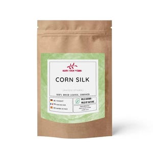 Könnte beinhalten: Ein brauner Papiertüte mit einem grünen Etikett. Auf dem Etikett steht "CORN SILK" und "100% DRIED LEAVES, CRUSHED". Der Text "WILD BY NATURE" ist ebenfalls sichtbar.