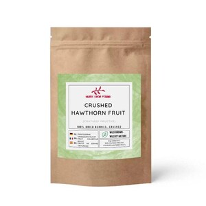 Könnte beinhalten: Ein brauner Papierbeutel mit einem grünen Etikett. Auf dem Etikett steht "CRUSHED HAWTHORN FRUIT" und "100% DRIED BERRIES, CRUSHED". Der Beutel hat auch ein Logo und ist oben versiegelt.