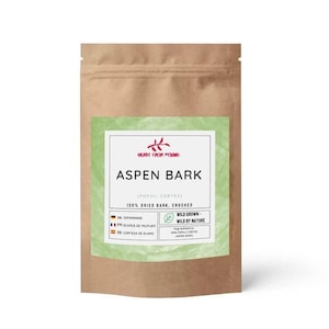 Puede incluir: Una bolsa de papel marrón con una etiqueta verde que muestra el texto "ASPEN BARK" y "100% DRIED BARK, CRUSHED". La etiqueta también incluye las palabras "WILD GROWN - WILD BY NATURE".