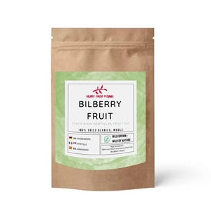 Op de afbeelding: Een bruine papieren zak met bosbessen. Het etiket bevat de woorden "Bilberry Fruit" in grote letters, met kleinere tekst eronder die aangeeft dat het product voor 100% uit gedroogde bessen bestaat. Het etiket bevat ook de tekst "Wild Grown - Wild by Nature".