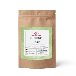 Op de afbeelding: Een bruine papieren zak met een groen label met de tekst "Ginkgo Leaf". Het label bevat ook de tekst "100% gedroogde bladeren, gemalen" en de woorden "Wild Grown - Wild by Nature".