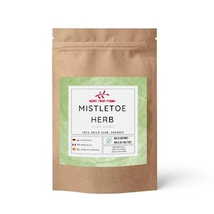 Może przedstawiać: Brązowa papierowa torebka z suszonym zielem jemioły. Etykieta jest zielono-biała, z napisami "Mistletoe Herb" i "Wild Grown - Wild by Nature". Torebka jest u góry zamknięta.