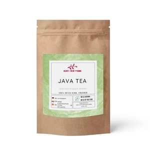 Op de afbeelding: Een bruine papieren zak met Java-thee en een groen etiket. Het etiket bevat de tekst "JAVA TEA" en "100% GEDROOGD KRUID, VERKLEIND". De zak is aan de bovenkant verzegeld.