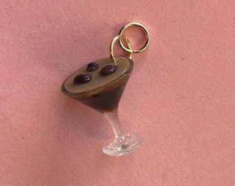 Handgemaakte hanger van een espresso martini, polymeerklei, roestvrij staal