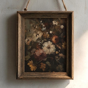 Op de afbeelding: Een ingelijste bloemenprint met een boeket van witte, roze en gele bloemen tegen een donkere achtergrond. Het kunstwerk is ingelijst in een rustieke houten lijst en opgehangen aan een natuurlijk touw.