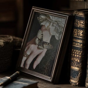 Motyl północy | Dark Academia Prints, Estetyka vintage, Nastrojowa sztuka gotycka w stylu wiktoriańskim, Antyczny gotycki wydruk artystyczny, Wystrój w stylu dark cottagecore