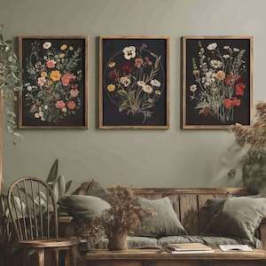 3er Set Dunkle botanische Blumendrucke | Cottagecore Decor, Stimmungsvolle Blumenkunst, Natur Wandkunst, Vintage Galeriewandset, Gothic Wohnkultur