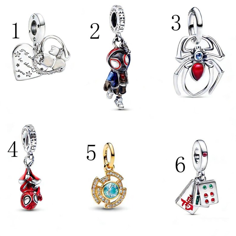 Puede incluir: Una colecci&oacute;n de seis colgantes de abalorios. Los abalorios incluyen un coraz&oacute;n con texto, una figura de Spider-Man, una ara&ntilde;a, un abalorio de Spider-Man, un abalorio dorado con una piedra azul y abalorios con dados y texto.