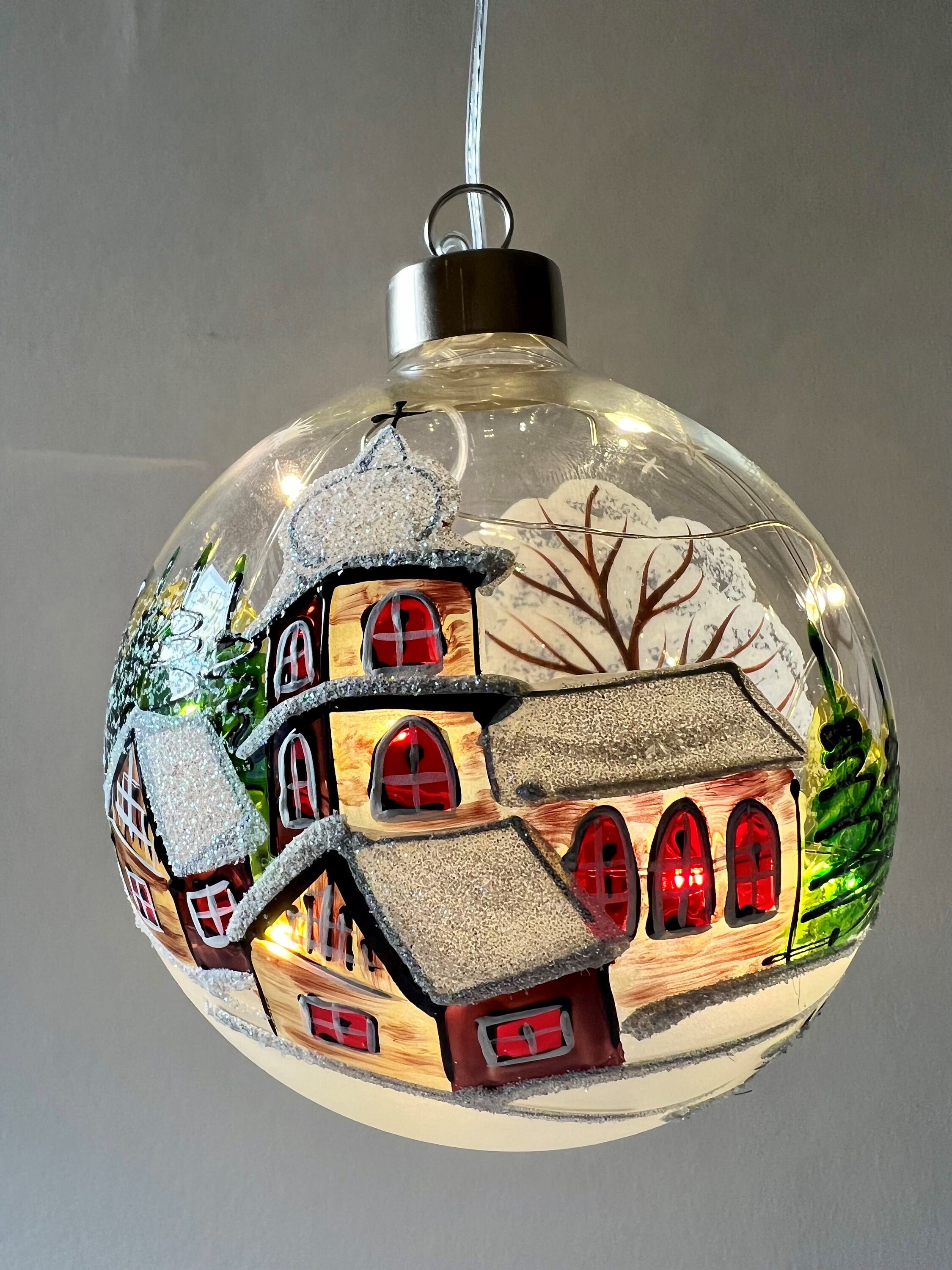 LED Winterkugel, Glaskugel zum Hängen, Weihnachtskugel beleuchtet, mundgeblasen und handbemalt, d ca. 13 cm Natur, Häuser, Kirche im Schnee,