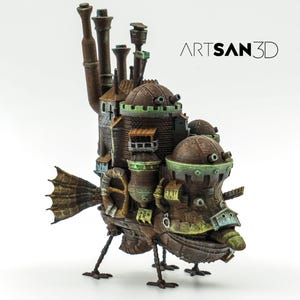 Pode incluir: Um modelo de dirig&iacute;vel steampunk impresso em 3D, com uma combina&ccedil;&atilde;o de cores marrom e verde. O dirig&iacute;vel tem um corpo grande e redondo com v&aacute;rias janelas e um pequeno nariz pontudo. Ele tem quatro pernas finas e uma cauda grande e emplumada.