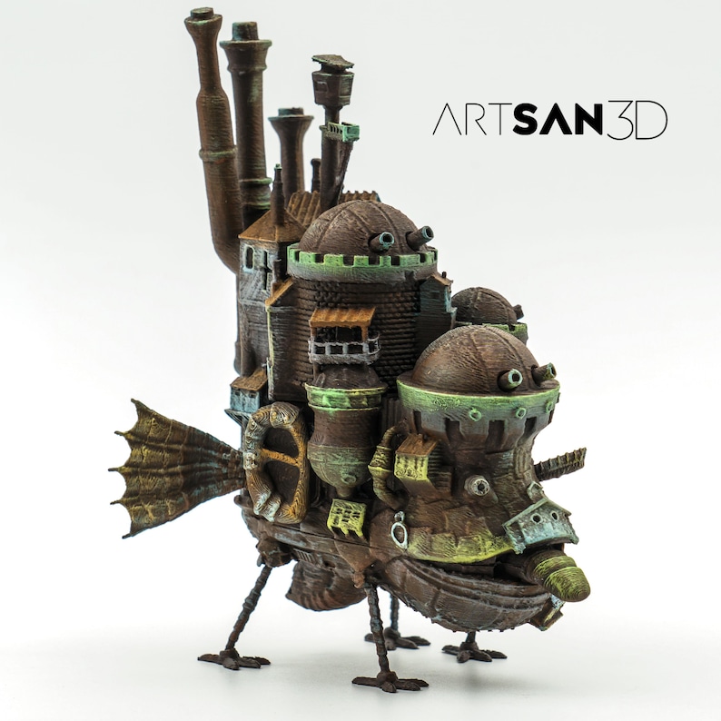 Pode incluir: Um modelo de dirig&iacute;vel steampunk impresso em 3D, com uma combina&ccedil;&atilde;o de cores marrom e verde. O dirig&iacute;vel tem um corpo grande e redondo com v&aacute;rias janelas e um pequeno nariz pontudo. Ele tem quatro pernas finas e uma cauda grande e emplumada.