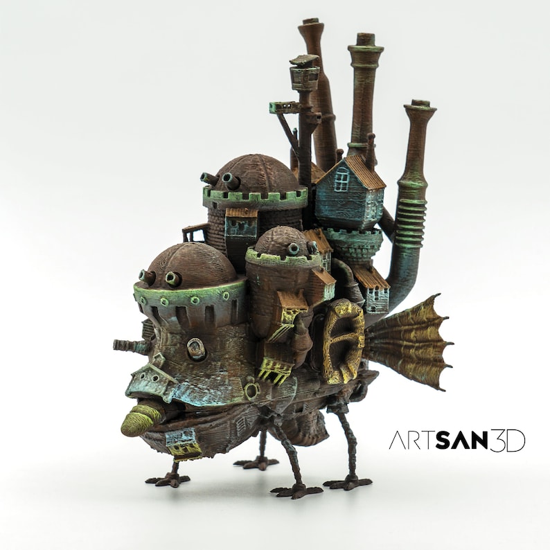 Pode incluir: Um modelo impresso em 3D detalhado de uma casa voadora de estilo steampunk com detalhes intrincados, incluindo chamin&eacute;s, engrenagens e uma cauda de p&aacute;ssaro. O modelo &eacute; pintado em tons de marrom, verde e dourado, e apresenta o texto "ARTSAN3D".