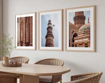 Op de afbeelding: Drie ingelijste prints met architectonische details van een Indiaas monument. De prints tonen ingewikkelde gravures, een hoge minaret met een vliegtuig en een koepelstructuur, in rood- en bruintinten. De lijsten zijn van licht hout.