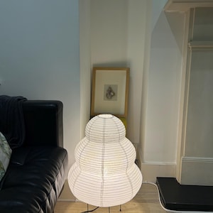 Grand lampadaire en papier de riz Akari | Lampe sculpturale à intensité variable | Décoration Japandi du milieu du siècle | Lampadaire | Cadeaux pour elle | Éclairage Scandinave