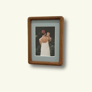 Handgefertigter Bilderrahmen aus massivem Walnussholz (5,5 x 7,5 cm) mit farbigem Passepartout | Für Tisch- und Wandmontage geeignet | Geschenkfertig | Druck erhältlich | Lonar Decor