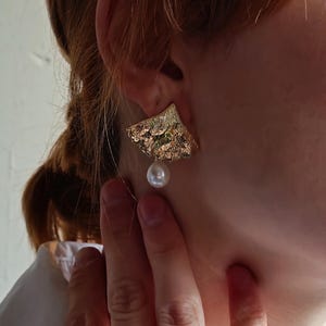 Gold-Plated Brass Ginkgo Leaf Stud Earrings with Water Drop Freshwater Pearl Dangle – Elegant Nature-Inspired Jewelry for Women, Gift Idea