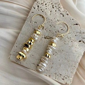 Pearl dangle earrings , Freshwater pearl dangle earrings, Gold asymmetrical hanging earrings, Mismatched pearl drop earrings, Gift for her