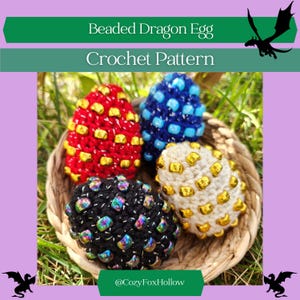 Può includere: Quattro uova di drago all'uncinetto con perline in un cestino intrecciato. Le uova sono rosse, blu, crema e nere, ognuna con perline di diversi colori. Il testo in alto recita "Beaded Dragon Egg Crochet Pattern".