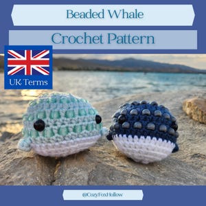 Könnte beinhalten: Zwei gehäkelte Walmuster, eines hellblau und eines marineblau, mit Perlendetails. Der Text "Beaded Whale Crochet Pattern" wird über den Walen angezeigt, mit "UK Terms" und einer britischen Flagge.