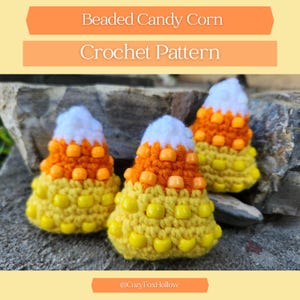 Puede incluir: Tres decoraciones de ganchillo de maíz de caramelo hechas a mano con hilo amarillo, naranja y blanco. Los caramelos de maíz están adornados con cuentas amarillas y naranjas. La imagen incluye el texto "Beaded Candy Corn Crochet Pattern" y el nombre de la tienda Etsy.
