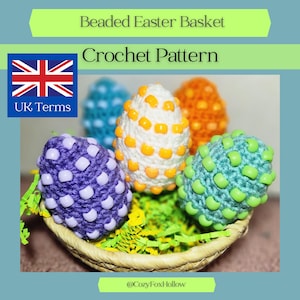 Puede incluir: Una cesta tejida llena de coloridos huevos de Pascua de ganchillo con cuentas. Los huevos son de color púrpura, azul, blanco, naranja y verde. El texto "Beaded Easter Basket Crochet Pattern" se muestra encima de los huevos, con "UK Terms" y una bandera británica.