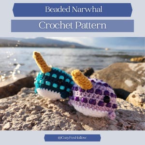 K&ouml;nnte beinhalten: Zwei geh&auml;kelte Narwale mit Perlenverzierungen. Einer ist t&uuml;rkis mit blauen Perlen, der andere ist lila mit lila Perlen. Beide haben wei&szlig;e B&auml;uche und gelbe H&ouml;rner. Der Text "Beaded Narwhal Crochet Pattern" steht oben.