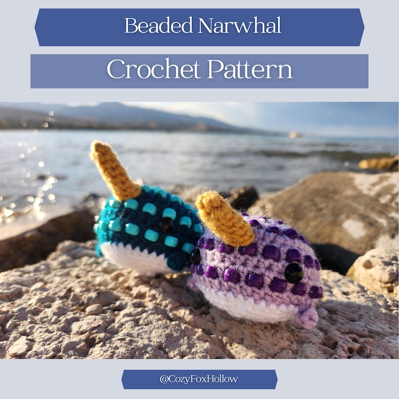 K&ouml;nnte beinhalten: Zwei geh&auml;kelte Narwale mit Perlenverzierungen. Einer ist t&uuml;rkis mit blauen Perlen, der andere ist lila mit lila Perlen. Beide haben wei&szlig;e B&auml;uche und gelbe H&ouml;rner. Der Text "Beaded Narwhal Crochet Pattern" steht oben.