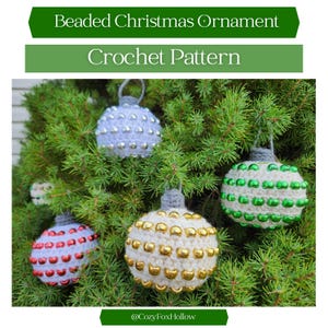 Puede incluir: Varios adornos navide&ntilde;os con cuentas hechos a mano de varios colores cuelgan de un &aacute;rbol verde. Los adornos est&aacute;n hechos a ganchillo y adornados con cuentas plateadas, doradas y rojas. El texto "Beaded Christmas Ornament Crochet Pattern" est&aacute; en la parte superior.