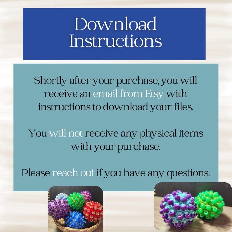 Pu&ograve; includere: Istruzioni di download per file digitali. Il testo recita: "Subito dopo l'acquisto, riceverai un'e-mail da Etsy con le istruzioni per scaricare i tuoi file. Non riceverai alcun articolo fisico con il tuo acquisto. Per favore, contattaci se hai domande." L'immagine mostra anche un primo piano di sfere all'uncinetto colorate.