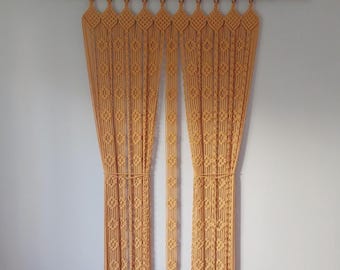 Handgefertigter senffarbener Makramee Vorhang, Boho Türbehang, Makramee Raumteiler | Boho Fensterdeko