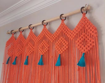 Kundenspezifischer handgemachter Makramee-Vorhang in der orange Farbe, einzigartiges Design-Makramee-Muster